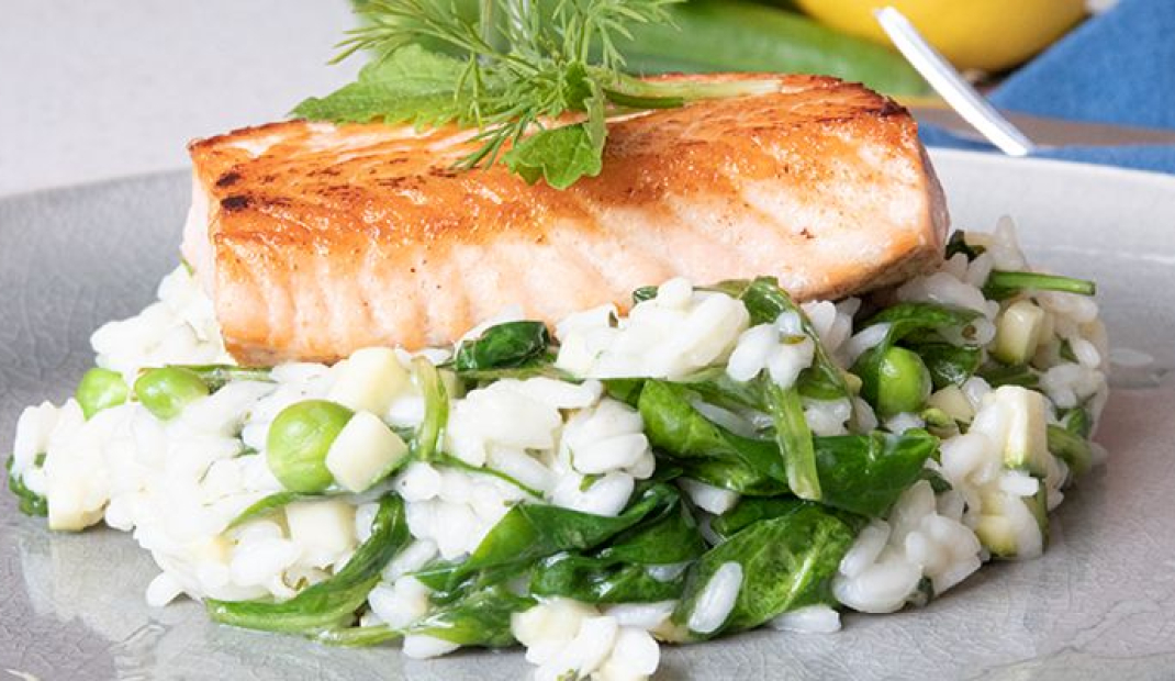 zalm en risotto met groene groentes