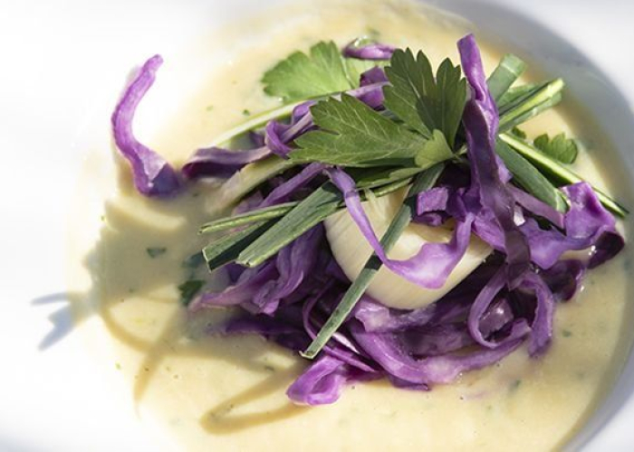 Recept Pastinaaksoep met rode koolgarnering en zuurdesembrood de mooiste keukenwinkel