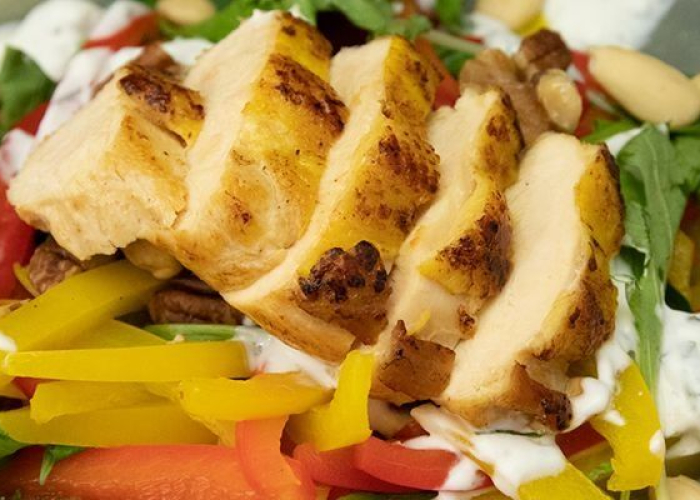 Recept van De Mooiste Keukenwinkel voor malse maïskip op spinazie paprikasalade 