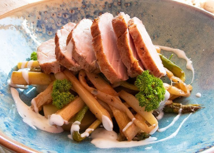 Recept Asperges met varkenshaas en peper-yoghurt de mooiste keukenwinkel
