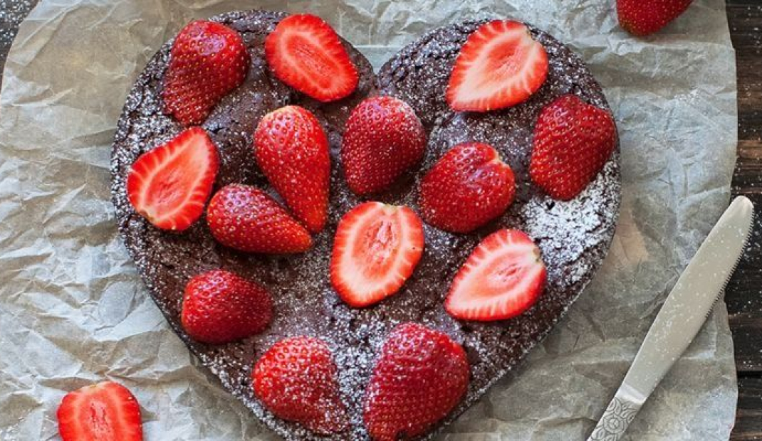 Taart: chocolade mud cake met aardbei