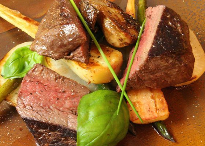 Recept van De Mooiste Keukenwinkel voor Tournedos met groenten en eekhoorntjesbrood 